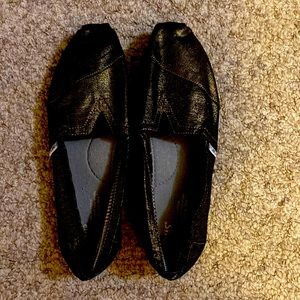 I am selling toms shoes.